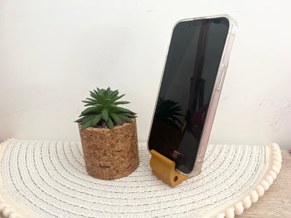 Giraffe phone stand